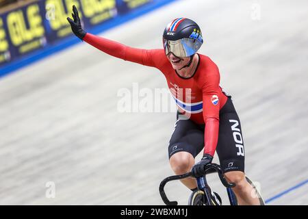 APELDOORN - Anita Yvonne Stenberg (NOR) applaude dopo aver vinto l'onnium femminile nella terza giornata dei Campionati europei di ciclismo su pista nell'Apeldoorn Omnisportcentrum. ANP VINCENT JANNINK Credit: ANP/Alamy Live News Foto Stock