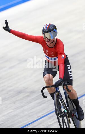 APELDOORN - Anita Yvonne Stenberg (NOR) applaude dopo aver vinto l'onnium femminile nella terza giornata dei Campionati europei di ciclismo su pista nell'Apeldoorn Omnisportcentrum. ANP VINCENT JANNINK Credit: ANP/Alamy Live News Foto Stock