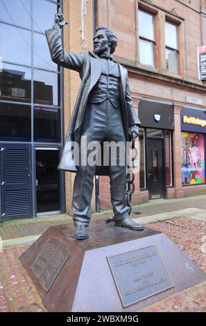 Statua a Belfast dell'ex schiavo Frederick Douglass che divenne un attivista anti schiavista e visitò per la prima volta Belfast nel 1845, Irlanda del Nord, Regno Unito Foto Stock