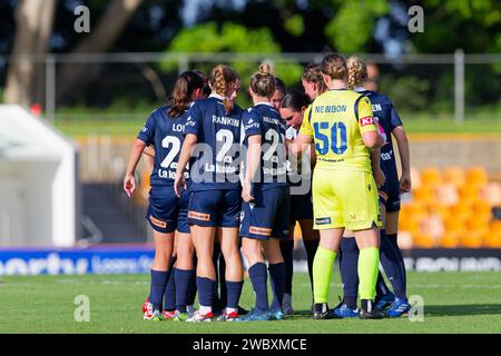 Sydney, Australia. 12 gennaio 2024. I giocatori del Melbourne Victory si riuniscono insieme durante la partita A-League Women RD12 tra Melbourne Victory e Perth Glory al Leichhardt Oval il 12 gennaio 2024 a Sydney, Australia Credit: IOIO IMAGES/Alamy Live News Foto Stock