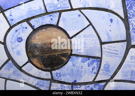 Dettagli del Big Fish, una scultura in mosaico di ceramica stampata di John Kindness, su Donegall Quay, a Belfast, NI, Regno Unito Foto Stock