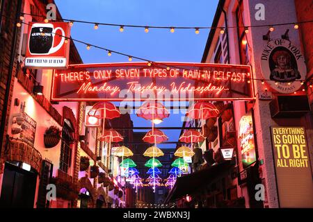 The Duke of York, un pub tradizionale e popolare di Belfast, con pazzi, musica e umorismo, su uno stretto vicolo acciottolato nella storica area di Half BAP, in NI. Foto Stock