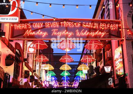 The Duke of York, un pub tradizionale e popolare di Belfast, con pazzi, musica e umorismo, su uno stretto vicolo acciottolato nella storica area di Half BAP, in NI. Foto Stock