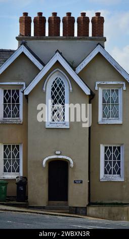 Ross on Wye, Hereford, Ing 24 settembre 2023: Malvern House nel centro della città ha sei camini tutti in fila Foto Stock