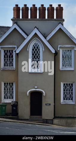 Ross on Wye, Hereford, Ing 24 settembre 2023: Malvern House nel centro della città ha sei camini tutti in fila Foto Stock