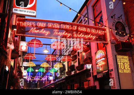 The Duke of York, un pub tradizionale e popolare di Belfast, con pazzi, musica e umorismo, su uno stretto vicolo acciottolato nella storica area di Half BAP, in NI. Foto Stock