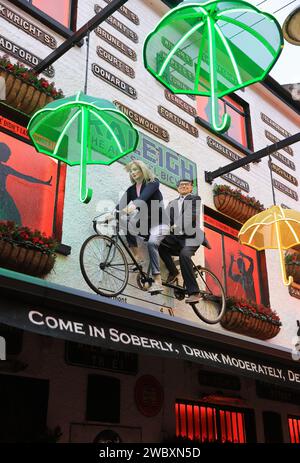 The Duke of York, un pub tradizionale e popolare di Belfast, con pazzi, musica e umorismo, su uno stretto vicolo acciottolato nella storica area di Half BAP, in NI. Foto Stock