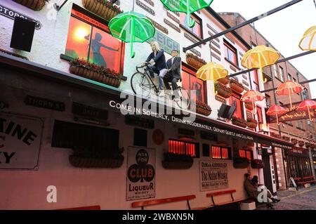 The Duke of York, un pub tradizionale e popolare di Belfast, con pazzi, musica e umorismo, su uno stretto vicolo acciottolato nella storica area di Half BAP, in NI. Foto Stock