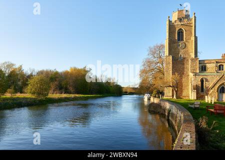 Hemingford Grey Church, a lato del Great Ouse, Cambs Foto Stock