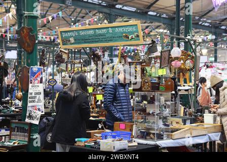 Venerdì allo storico mercato di St George's, nel periodo natalizio, con 200 bancarelle che vendono frutta, verdura, oggetti d'antiquariato, libri, piatti caldi, Cakes & Crafts, NI, Regno Unito Foto Stock