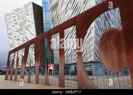 Esterno del Titanic Museum con luci natalizie, nel Titanic Quarter, a Belfast, Irlanda del Nord, Regno Unito Foto Stock