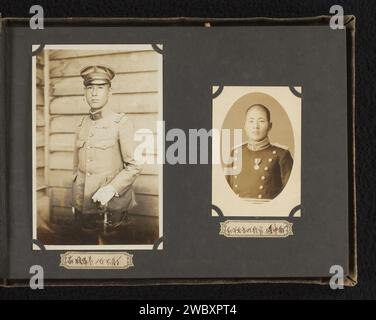 Due ritratti di soldati giapponesi sconosciuti, Anonymous, c. 1930 - c. 1940 fotografare queste foto fanno parte di un album. Baryta Paper. carta gelatina argento stampa il soldato; la vita del soldato. anonimo personaggio storico ritratto Foto Stock