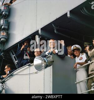 Il presidente degli Stati Uniti Richard M. Nixon sul ponte della USS Hornet, nave di primo recupero per la missione di atterraggio lunare Apollo 11, in attesa dell'arrivo dell'equipaggio dell'Apollo 11, circa 812 miglia nautiche a sud-ovest delle Hawaii, NASA, 24 luglio 1969 Foto Stock