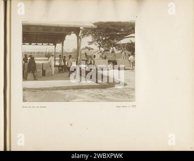 Pagina 123 di Photoboek of the General Association of Rubber Planters ter Oostkust van Sumatra (A.V.R.O.S.), c. 1924 - c. 1925 Fotografia Libro pagina con una foto di lavoratori che caricano tè su camion in una fabbrica di tè a Pagar Djawa. Parte di un album fotografico della General Association of Rubber Planters ter Oostkust van Sumatra (A.V.R.O.S.). SumatraSumatraprinter: Dutch East Indies, il giornale. supporti fotografici per la stampa (non frutta) di piante o alberi: gomma. classe operaia, operai. Furgone, Van Sumatra Foto Stock