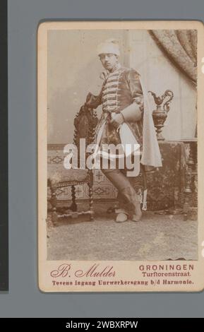 Ritratto di uno studente ignoto di Groningen a Maskeradekostuum, Berend Mulder, 1886 - 1897 tessera visita. Fotografare la carta baryta di Groningen. concorso di cartone per studenti. costumi usati nei concorsi. Anonimo personaggio storico ritratto Groningen Foto Stock