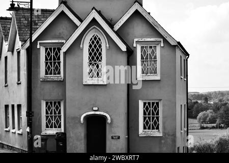 Ross on Wye, Hereford, Ing 24 settembre 2023: Malvern House nel centro della città ha sei camini tutti in fila. una casa in stucco con vetri diamantati Foto Stock