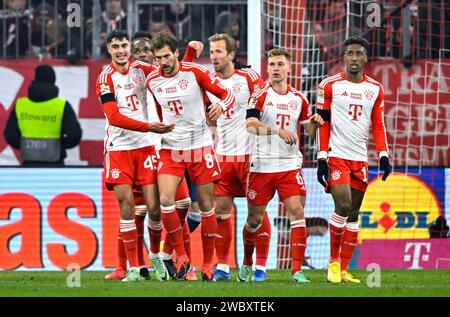 Muenchen, Deutschland. 12 gennaio 2024. TOR zum 3:0 Harry Kane FC Bayern Muenchen FCB (09) Torjubel Leon Goretzka FC Bayern Muenchen FCB (08) Aleksandar Pavlovic FC Bayern Muenchen FCB (45) Joshua Kimmich FC Bayern Muenchen FCB (06) Kingsley Coman FC Bayern Muenchen FCB (11) FC Bayern Muenchen vs. TSG Hoffenheim, 17 Fudesliga, Fuzum. Spieltag, Saison 2023/24, 12.01.2024 LE NORMATIVE DFL VIETANO QUALSIASI USO DI FOTOGRAFIE COME SEQUENZE DI IMMAGINI E/O QUASI-VIDEO foto: Eibner-Pressefoto/Michael Weber credito: dpa/Alamy Live News Foto Stock