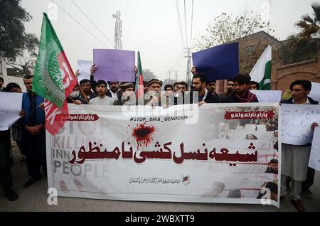 Peshawar, Peshawar, Pakistan. 12 gennaio 2024. I musulmani sciiti protestano contro la morte di quattro persone uccise, tra cui una donna medica a ParachinarPESHAWAR, PAKISTAN, 12 GENNAIO: Musulmani sciiti pakistani, sostenitori dell'Imamia Student Organization-ISO, tengono uno striscione e gridano slogan durante una protesta contro la violenza settaria all'interno di Parachinar, a Peshawar, Pakistan, 11 gennaio 2024. Un uomo armato ha sparato ai veicoli passeggeri vicino al Sada Bazar nel distretto di Karam e ha ucciso quattro persone, tra cui una donna, domenica. Secondo la polizia, il fielder e l'allenatore che stavano andando a PES Foto Stock