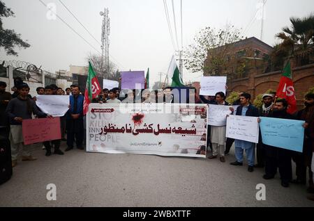 Peshawar, Peshawar, Pakistan. 12 gennaio 2024. I musulmani sciiti protestano contro la morte di quattro persone uccise, tra cui una donna medica a ParachinarPESHAWAR, PAKISTAN, 12 GENNAIO: Musulmani sciiti pakistani, sostenitori dell'Imamia Student Organization-ISO, tengono uno striscione e gridano slogan durante una protesta contro la violenza settaria all'interno di Parachinar, a Peshawar, Pakistan, 11 gennaio 2024. Un uomo armato ha sparato ai veicoli passeggeri vicino al Sada Bazar nel distretto di Karam e ha ucciso quattro persone, tra cui una donna, domenica. Secondo la polizia, il fielder e l'allenatore che stavano andando a PES Foto Stock