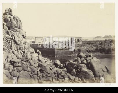 Vista sul lato sud dell'isola di file, Francis Frith, in o dopo il 1856 circa - in o prima del 1859 circa fotografare Phila paper albumen print River. tempio, santuario  religione egiziana. island Philae. Nilo Foto Stock