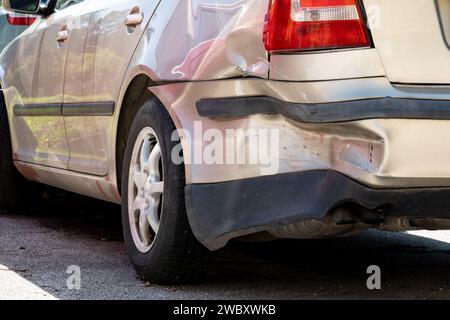 HAVIROV, REPUBBLICA CECA - 11 AGOSTO 2023: Paraurti posteriore del veicolo Skoda Octavia danneggiato in un incidente stradale Foto Stock