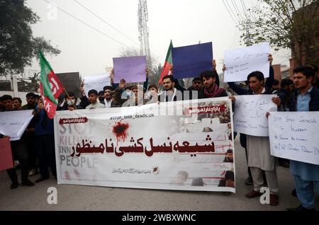 Peshawar, Peshawar, Pakistan. 12 gennaio 2024. I musulmani sciiti protestano contro la morte di quattro persone uccise, tra cui una donna medica a ParachinarPESHAWAR, PAKISTAN, 12 GENNAIO: Musulmani sciiti pakistani, sostenitori dell'Imamia Student Organization-ISO, tengono uno striscione e gridano slogan durante una protesta contro la violenza settaria all'interno di Parachinar, a Peshawar, Pakistan, 11 gennaio 2024. Un uomo armato ha sparato ai veicoli passeggeri vicino al Sada Bazar nel distretto di Karam e ha ucciso quattro persone, tra cui una donna, domenica. Secondo la polizia, il fielder e l'allenatore che stavano andando a PES Foto Stock