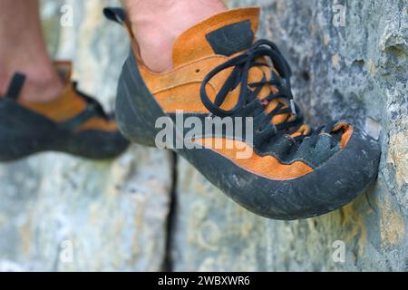 Scarpe da arrampicata su un piccolo punto di appoggio, calcare, Svevia, Germania Foto Stock