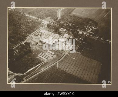 Veduta aerea della fabbrica di zucchero Budoeran a Sidoarjo su Java, c. 1925 - c. 1930 Fotografia. Fotografia aerea parte dell'album fotografico con registrazioni di quattro fabbriche di zucchero su Java. Cartone Sidoarjo. carta. supporto fotografico zucchero con stampa gelatina argento. piantagione. piante ed erbe: canna da zucchero. Fabbrica nelle Indie Orientali olandesi, il. Sidoarjo Foto Stock