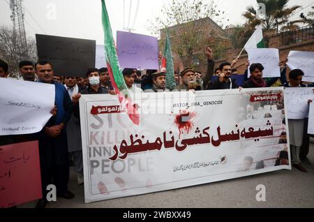 Peshawar, Peshawar, Pakistan. 12 gennaio 2024. I musulmani sciiti protestano contro la morte di quattro persone uccise, tra cui una donna medica a ParachinarPESHAWAR, PAKISTAN, 12 GENNAIO: Musulmani sciiti pakistani, sostenitori dell'Imamia Student Organization-ISO, tengono uno striscione e gridano slogan durante una protesta contro la violenza settaria all'interno di Parachinar, a Peshawar, Pakistan, 11 gennaio 2024. Un uomo armato ha sparato ai veicoli passeggeri vicino al Sada Bazar nel distretto di Karam e ha ucciso quattro persone, tra cui una donna, domenica. Secondo la polizia, il fielder e l'allenatore che stavano andando a PES Foto Stock