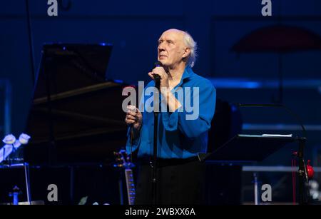 AMSTERDAM - Herman van Veen durante De Voorstelling a Carre. Questa fu la sua seicentesima esibizione solista nel teatro reale. L'artista dello spettacolo di 78 anni è la prima persona nella storia del teatro a raggiungere questo traguardo. ANP JEROEN JUMELET netherlands Out - belgium Out Credit: ANP/Alamy Live News Foto Stock