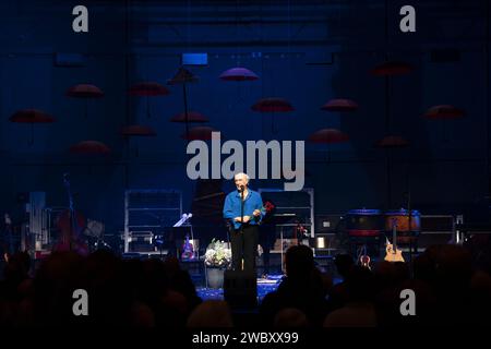 AMSTERDAM - Herman van Veen durante De Voorstelling a Carre. Questa fu la sua seicentesima esibizione solista nel teatro reale. L'artista dello spettacolo di 78 anni è la prima persona nella storia del teatro a raggiungere questo traguardo. ANP JEROEN JUMELET netherlands Out - belgium Out Credit: ANP/Alamy Live News Foto Stock