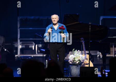 AMSTERDAM - Herman van Veen durante De Voorstelling a Carre. Questa fu la sua seicentesima esibizione solista nel teatro reale. L'artista dello spettacolo di 78 anni è la prima persona nella storia del teatro a raggiungere questo traguardo. ANP JEROEN JUMELET netherlands Out - belgium Out Credit: ANP/Alamy Live News Foto Stock