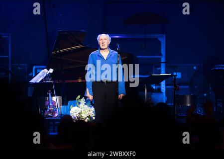 AMSTERDAM - Herman van Veen durante De Voorstelling a Carre. Questa fu la sua seicentesima esibizione solista nel teatro reale. L'artista dello spettacolo di 78 anni è la prima persona nella storia del teatro a raggiungere questo traguardo. ANP JEROEN JUMELET netherlands Out - belgium Out Credit: ANP/Alamy Live News Foto Stock