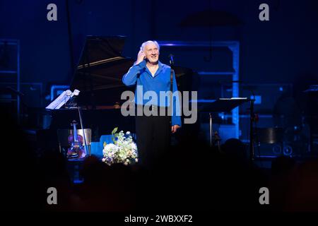 AMSTERDAM - Herman van Veen durante De Voorstelling a Carre. Questa fu la sua seicentesima esibizione solista nel teatro reale. L'artista dello spettacolo di 78 anni è la prima persona nella storia del teatro a raggiungere questo traguardo. ANP JEROEN JUMELET netherlands Out - belgium Out Credit: ANP/Alamy Live News Foto Stock