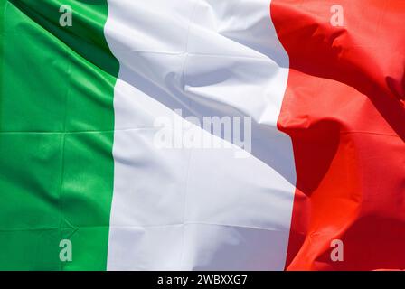 primo piano della bandiera nazionale d'Italia, battendo svolazzando muovendosi nel vento Foto Stock