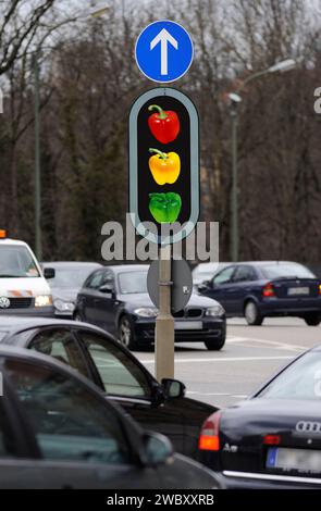 semaforo con tre peperoni, paprika in rosso, giallo e verde, ricorda di mangiare vitamine in inverno Foto Stock