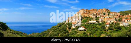 Pisciotta su una collina nel Parco Nazionale del Cilento, vicino a Salerno, con mare mediterraneo, Campania, Italia Foto Stock