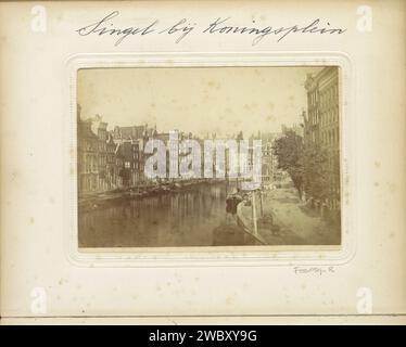 Veduta del Singel a Koningsplein, Anonimo, 1850 - 1875 Fotografia. Foto del cabinet parte dell'album fotografico con registrazioni di strade, piazze e canali ad Amsterdam. Cartone di Amsterdam. carta. supporto fotografico per la stampa di albumen prospettiva della città, panorama della città, sagoma della città. Canali, acque (in città) Amsterdam. Gay Foto Stock