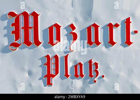 Segui le indicazioni per Mozartplatz, Piazza Mozart a Salisburgo, Austria, Europa Foto Stock