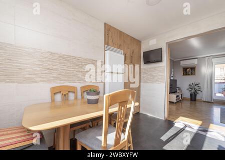 Sala da pranzo con tavolo in legno e sedie abbinate in una cucina a vista in una casa tipo loft Foto Stock