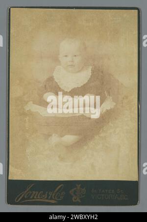 Ritratto di un bambino, Jones & Company, c. 1870 - c. 1900 cabinet Photograph Canada Cardboard. supporto fotografico per la stampa di albumi infantili e infantili Foto Stock