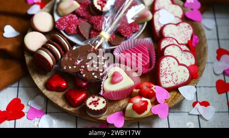 Dolci per San Valentino. Cuori di marzapane. Foto Stock