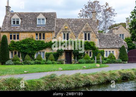 Lower Slaughter Village Cotswolds Inghilterra e filari di cottage e case in pietra color miele inglesi accanto al River Eye, Inghilterra, Regno Unito, autunno 2023 Foto Stock