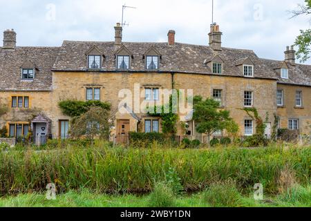 Lower Slaughter Village Cotswolds Inghilterra e filari di cottage e case in pietra color miele inglesi accanto al River Eye, Inghilterra, Regno Unito, autunno 2023 Foto Stock