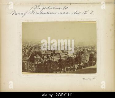 Panorama van Amsterdam, visto dal Westertoren in direzione sud-est, Pieter Oosterhuis, 1850 - 1875 Fotografia. Foto del cabinet parte dell'album fotografico con registrazioni di strade, piazze e canali ad Amsterdam. Cartone di Amsterdam. carta. supporto fotografico per la stampa di albumen prospettiva della città, panorama della città, sagoma della città. Canali, acque (in città) Amsterdam Foto Stock