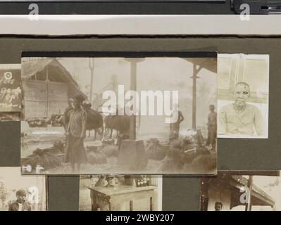 Leprozen Colony Danaradja: Vari argomenti, Anonimo, 1922 Fotografia album rivista con cinque foto della colonia di lebbra Danaradja: Sui più grandi venditori di foto di PADI (riso non doordinato), in alto a sinistra di un cartello con un'iscrizione sul denaro, probabilmente un paziente della colonia. Pazienti destri e mancini della colonia, centralmente un uomo dietro un microscopio, questo potrebbe essere il medico C. Gramberg che ha lavorato nella colonia. Parte dell'album fotografico Leprozen Colony Danaradja e registrazioni familiari. Cartone est. lebbra di supporto fotografico. paziente, malato. microscopio (+ studioso, scienziato (a wor Foto Stock