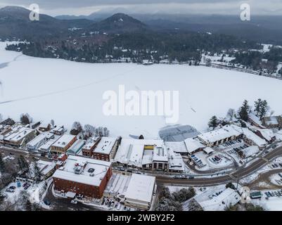 Foto aerea invernale pomeridiana di Mirror Lake nel villaggio di Lake Placid, New York. (01-05-2024) Foto Stock