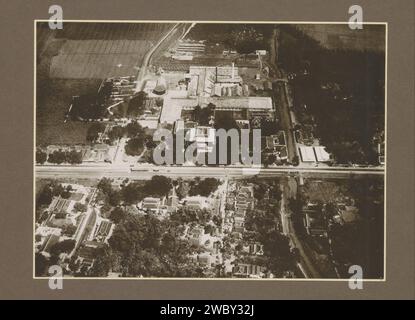 Veduta aerea della fabbrica di zucchero Budoeran a Sidoarjo su Java, c. 1925 - c. 1930 Fotografia. Fotografia aerea parte dell'album fotografico con registrazioni di quattro fabbriche di zucchero su Java. Cartone Sidoarjo. carta. supporto fotografico zucchero con stampa gelatina argento. piantagione. piante ed erbe: canna da zucchero. Fabbrica nelle Indie Orientali olandesi, il. Sidoarjo Foto Stock