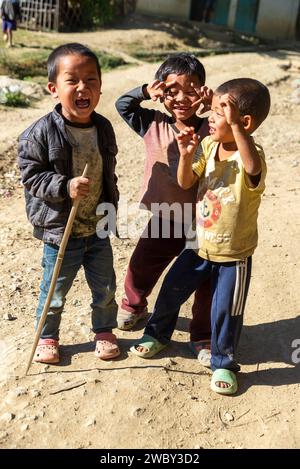 Tre bambini che giocano, Lazu Village, Arunachal Pradesh, India Foto Stock