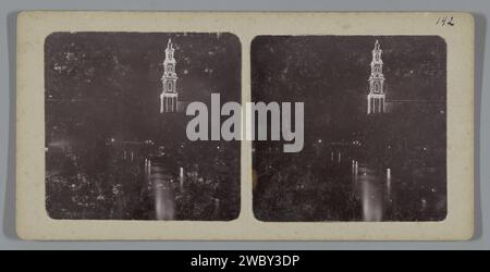 La torre illuminata della Westerkerk si riflette nel Prinsengracht, Amsterdam, Anonimo, 1910 - 1938 stereografo ci sono varie occasioni per le quali il Westertoren è stato illuminato: la visita di Konigin Wilhelmina (1910), l'anniversario del governo di 25 anni della regina Guglielmina (1923), i Giochi Olimpici di Amsterdam (1928), la settimana di Lichtweek Edison (1929), le feste universitarie (feste (1929) ( 1932) e il 40 anniversario della regina Guglielmina (1938). Cartone di Amsterdam. baryta notte sulla carta. luce artificiale. Parti dell'esterno della chiesa e degli annessi: torre Westerkerk. Prinsengracht Foto Stock